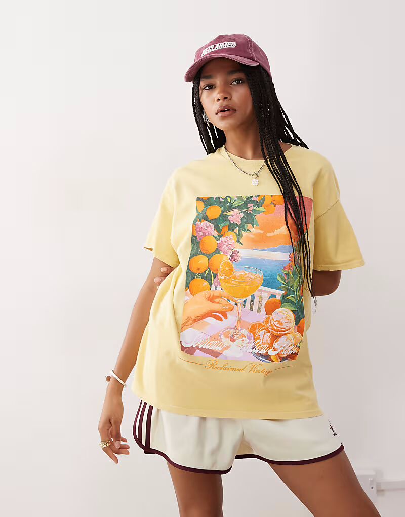 Футболка свободного покроя из хлопка Reclaimed Vintage с праздничным принтом желтого цвета
Футболка свободного покроя из хлопка Reclaimed Vintage с праздничным принтом желтого цвета