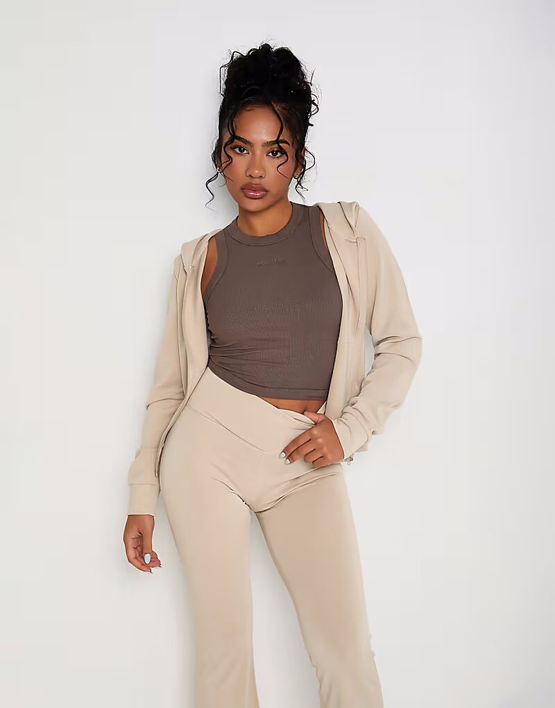 Велюровая толстовка Sunde с застежкой-молнией в цвете латте
Велюровая толстовка Sunde с застежкой-молнией в цвете латте