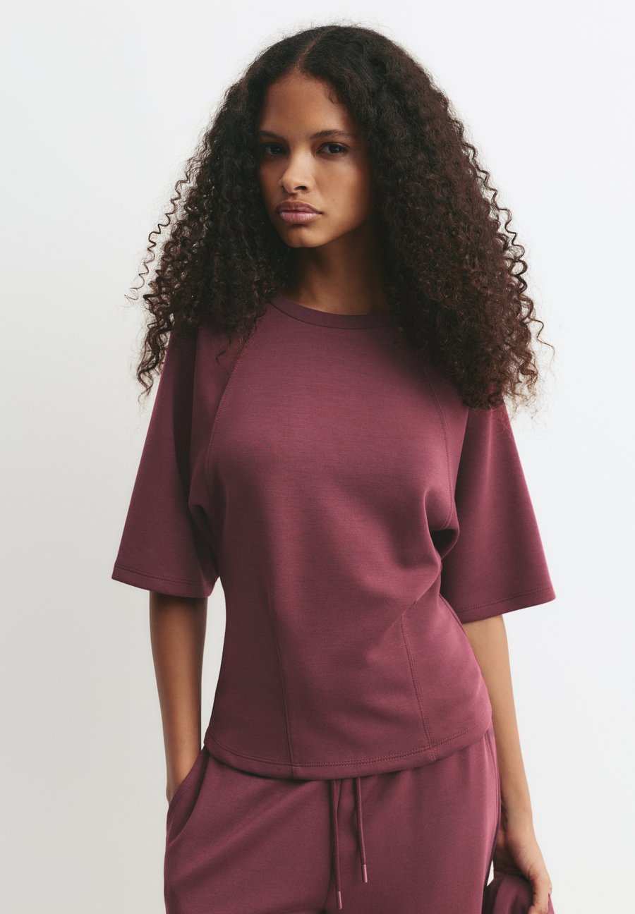 Футболка PULL&BEAR Basic T-shirt, Bordeaux
Футболка PULL&BEAR Basic T-shirt, Bordeaux