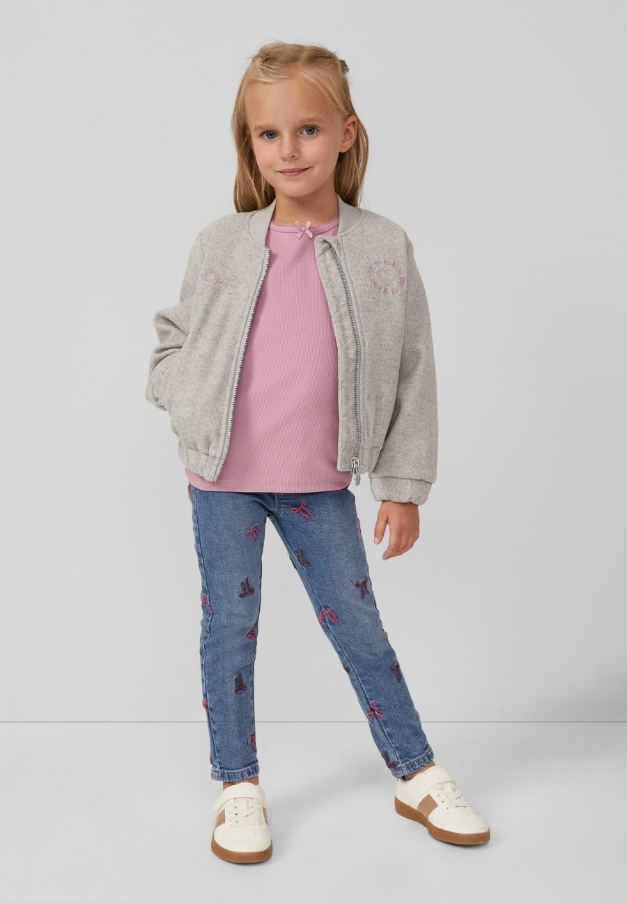 Топ s.Oliver AVEC DÉTAIL DE NŒUD, Rosa/Light Pink
Топ s.Oliver AVEC DÉTAIL DE NŒUD, Rosa/Light Pink