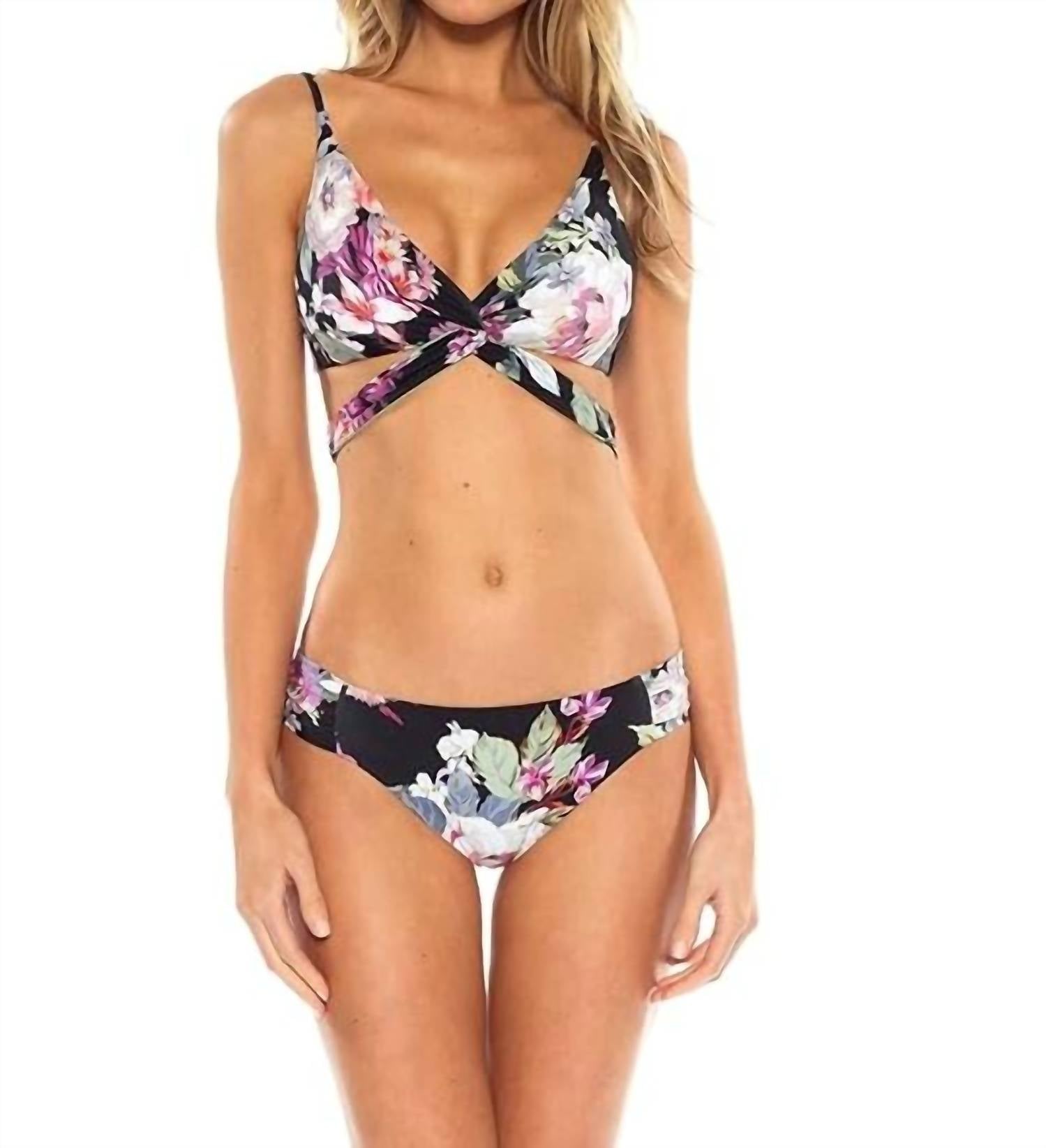 Весенний топ-халтер с запахом и бретелькой через шею в многоцветном исполнении Becca, цвет multi 
Весенний топ-халтер с запахом и бретелькой через шею в многоцветном исполнении Becca, цвет multi