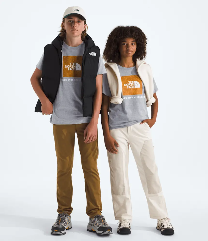 Футболка с коротким рукавом для мальчиков и девочек NSE Novelty - Graphic 2 The North Face, TNF Pale Grey Heather/Summit Gold Regenerative Ink Print
Футболка с коротким рукавом для мальчиков и девочек NSE Novelty - Graphic 2 The North Face, TNF Pale Grey Heather/Summit Gold Regenerative Ink Print