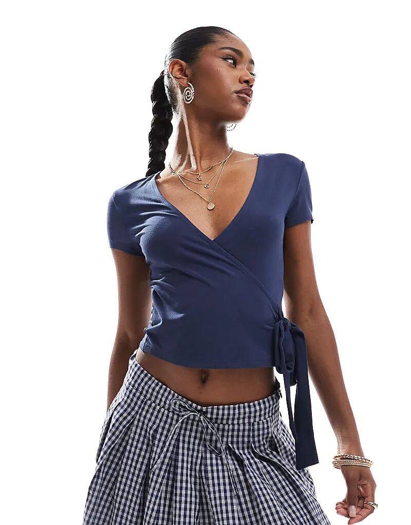 Джерси с короткими рукавами и запахом от Miss Selfridge, темно-синего цвета
Джерси с короткими рукавами и запахом от Miss Selfridge, темно-синего цвета