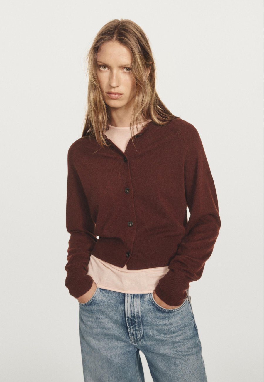 Кардиган Massimo Dutti BUTTONED LONG SLEEVE WITH CREW NECK, Bordeaux
Кардиган Massimo Dutti BUTTONED LONG SLEEVE WITH CREW NECK, Bordeaux
