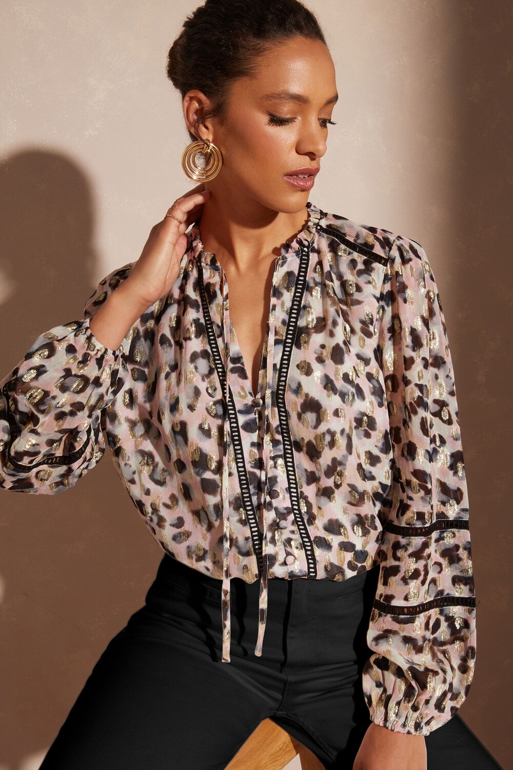 Блузка с длинными рукавами воротником с рюшами кружевной отделкой и застежкой на пуговицы Love & Roses, розовый
Блузка с длинными рукавами воротником с рюшами кружевной отделкой и застежкой на пуговицы Love & Roses, розовый