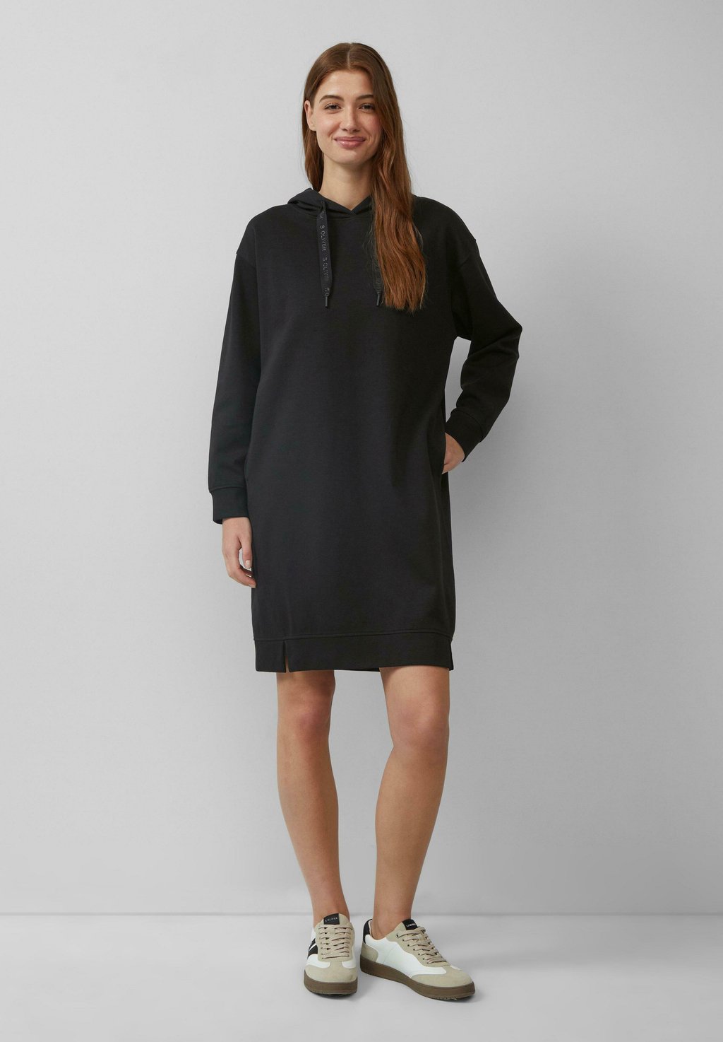 Повседневное платье MIT SEITLICHEN EINGRIFFTASCHEN UND KAPUZE s.Oliver, черный
Повседневное платье MIT SEITLICHEN EINGRIFFTASCHEN UND KAPUZE s.Oliver, черный
