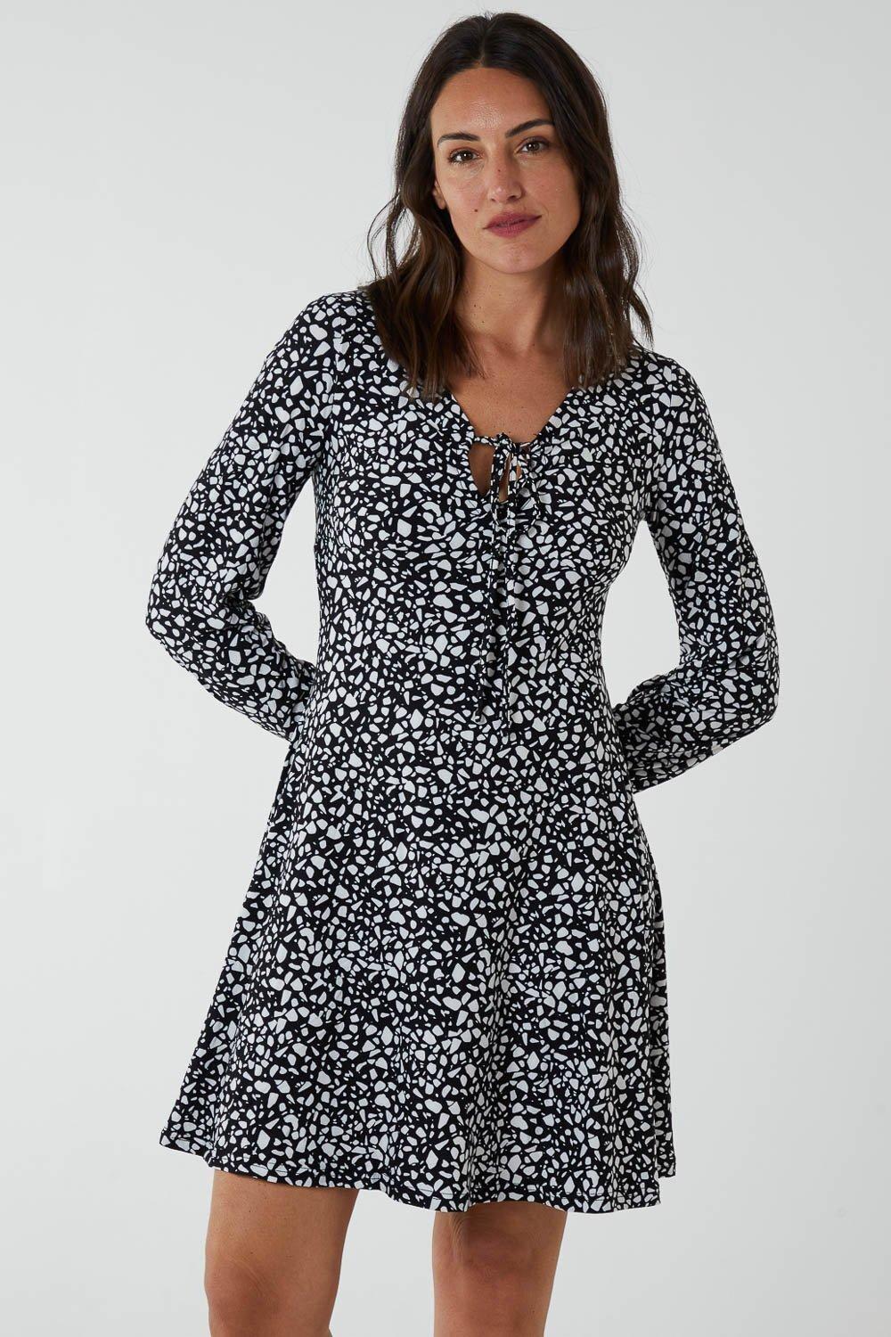 Мини-платье с расклешенным воротником и завязками на шее Blue Vanilla, черный
Мини-платье с расклешенным воротником и завязками на шее Blue Vanilla, черный