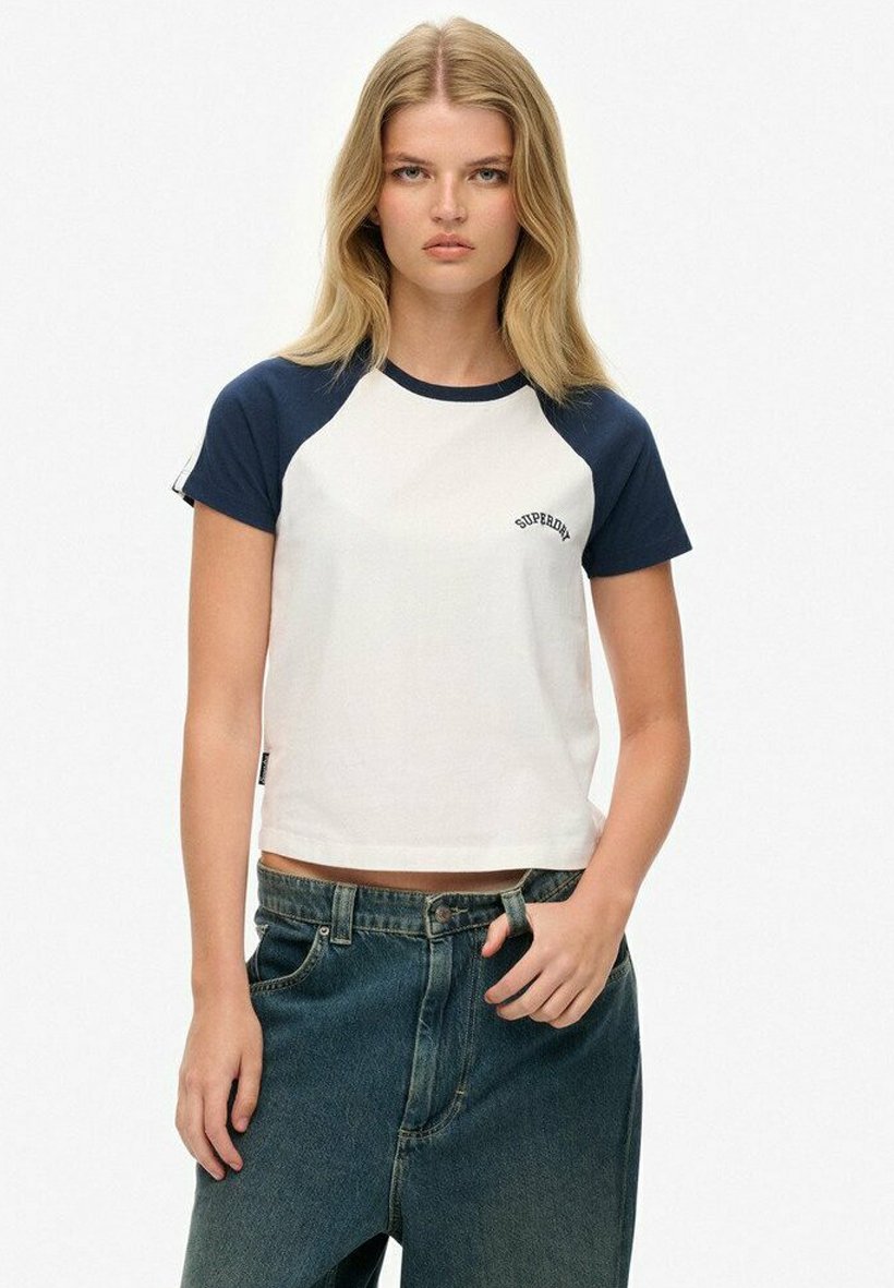 Футболка Superdry & Co ESSENTIAL LOGO RETRO , Optic Richest Navy/Multi-Coloured, Красный, Футболка Superdry & Co ESSENTIAL LOGO RETRO , Optic Richest Navy/Multi-Coloured
Футболка Superdry & Co ESSENTIAL LOGO RETRO , Optic Richest Navy/Multi-Coloured, Красный, Футболка Superdry & Co ESSENTIAL LOGO RETRO , Optic Richest Navy/Multi-Coloured