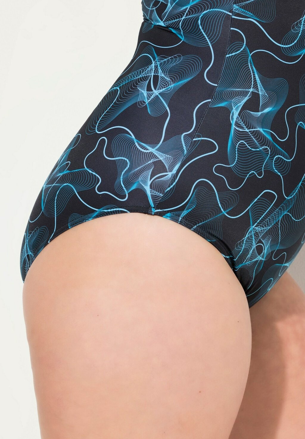 Купальник WELLENMUSTER RAFFUNG OHNE SOFTCUPS Ulla Popken, бирюзовый
Купальник WELLENMUSTER RAFFUNG OHNE SOFTCUPS Ulla Popken, бирюзовый