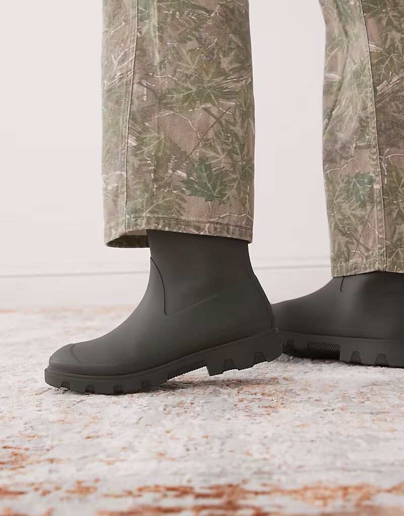 Короткие резиновые сапоги Hunter Downpour темно-оливкового цвета
Короткие резиновые сапоги Hunter Downpour темно-оливкового цвета