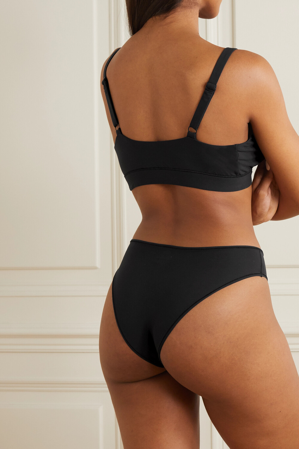 SKIMS Бралетт с треугольными чашечками подходит всем - оникс, черный
SKIMS Бралетт с треугольными чашечками подходит всем - оникс, черный