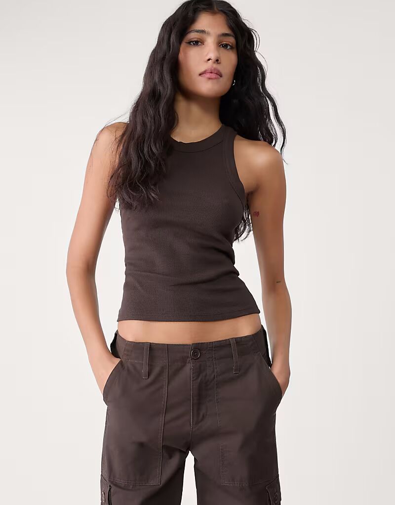 Верхняя часть топа-гонщика Stradivarius в рубчик коричневого цвета
Верхняя часть топа-гонщика Stradivarius в рубчик коричневого цвета