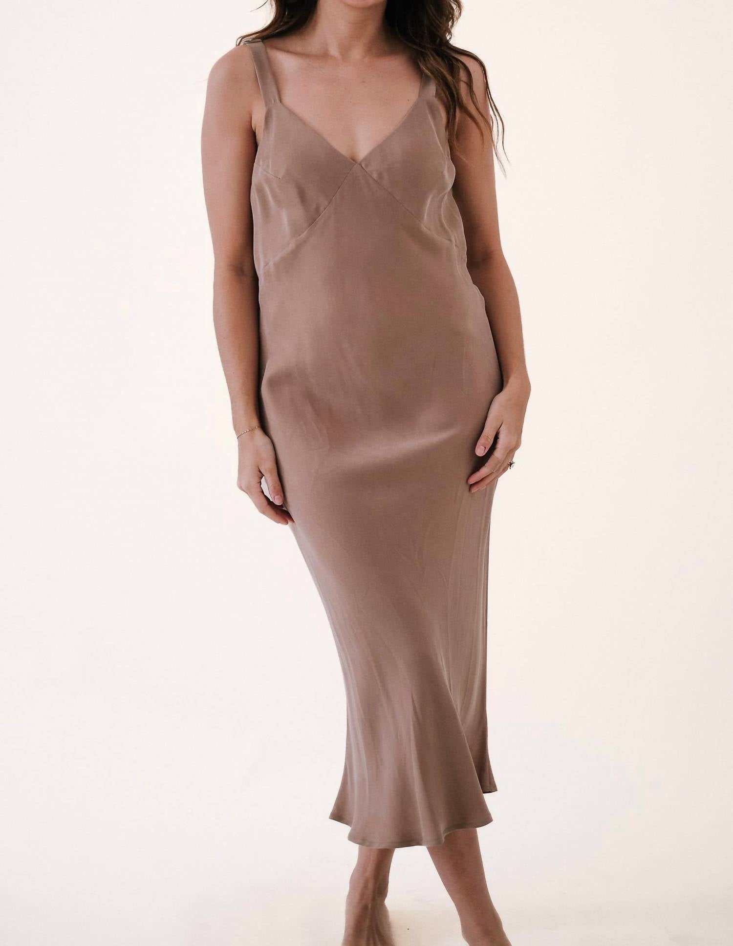 Кариновое платье-миди из мягкой замши Coffee в коричневом цвете LUCY PARIS
Кариновое платье-миди из мягкой замши Coffee в коричневом цвете LUCY PARIS