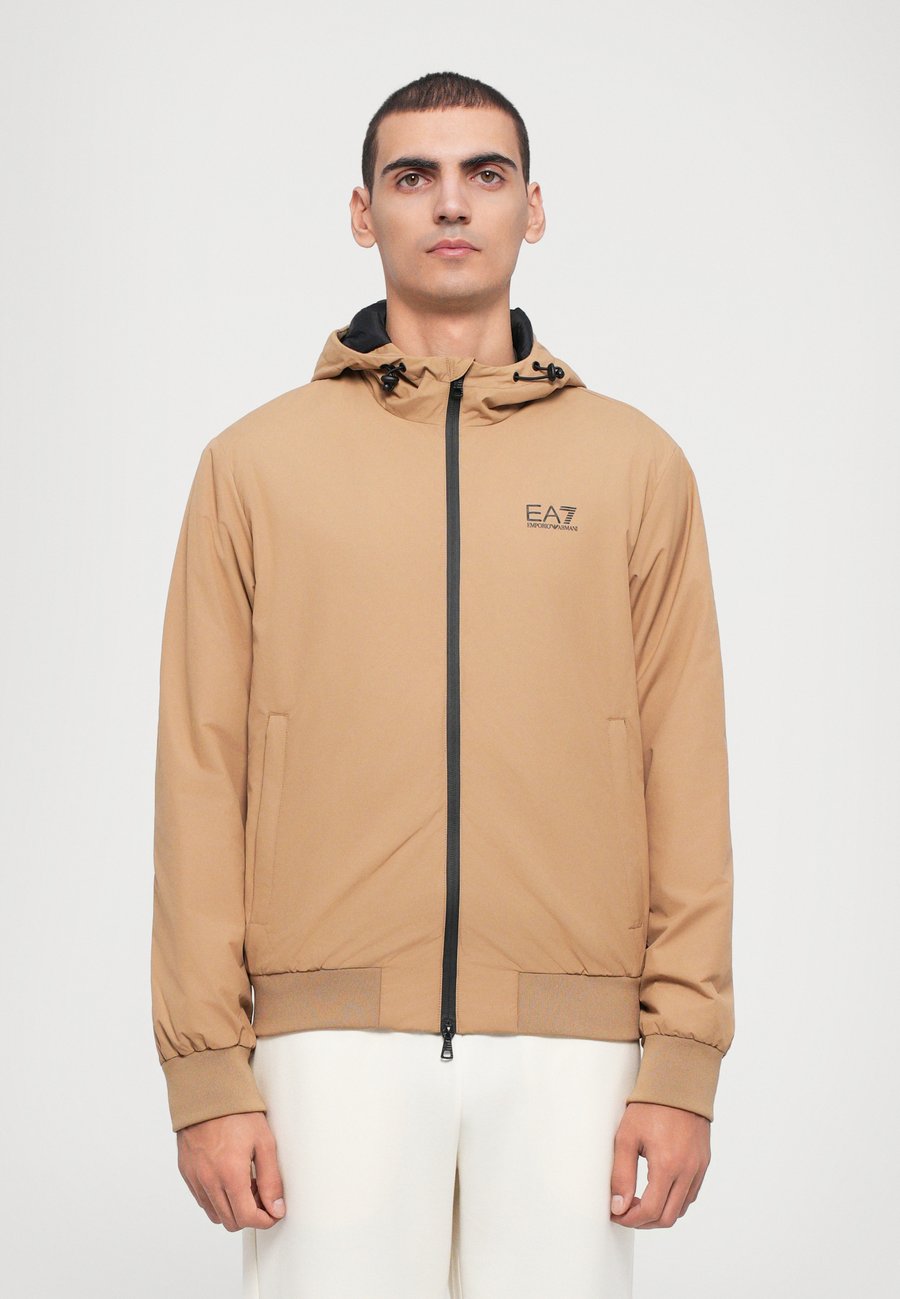 Куртка EA7 Emporio Armani TRAIN CORE HOODED, Tigers Eye/Beige
Куртка EA7 Emporio Armani TRAIN CORE HOODED, Tigers Eye/Beige
