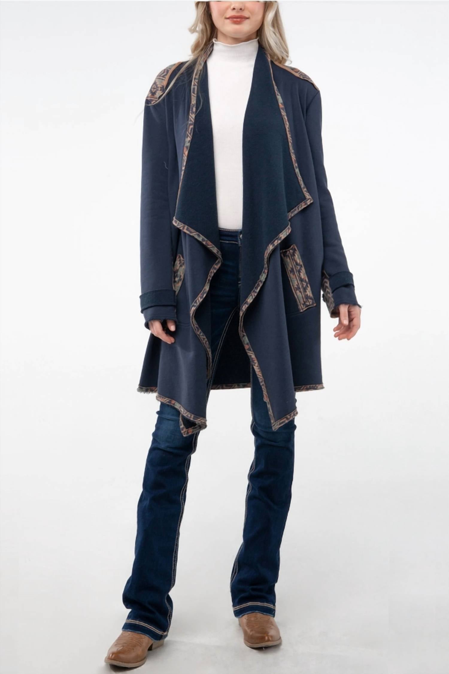 Кардиган с открытой драпировкой и контрастным принтом ацтеков в темно-синем цвете Miss Me
Кардиган с открытой драпировкой и контрастным принтом ацтеков в темно-синем цвете Miss Me