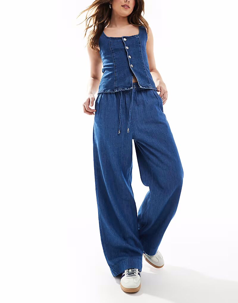 Джинсы New Look средне-синего цвета с широкими штанинами
Джинсы New Look средне-синего цвета с широкими штанинами