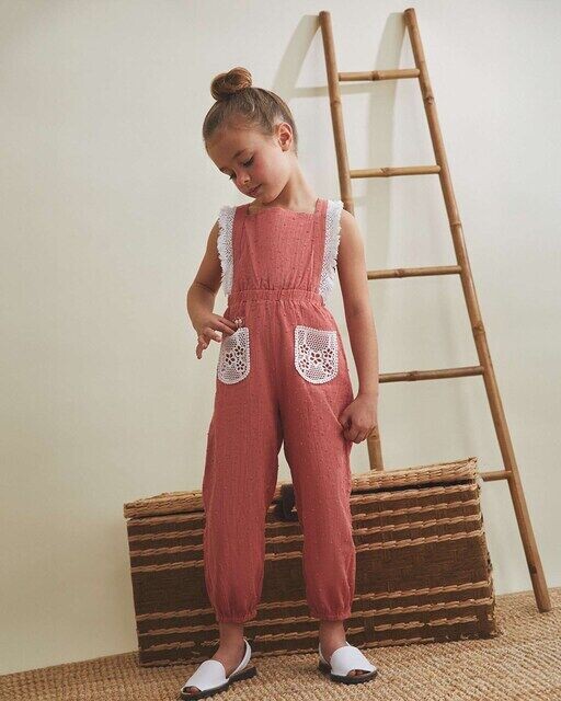 Комбинезон для девочки из плюмети с деталями, связанными крючком Dadati, коралловый
Комбинезон для девочки из плюмети с деталями, связанными крючком Dadati, коралловый