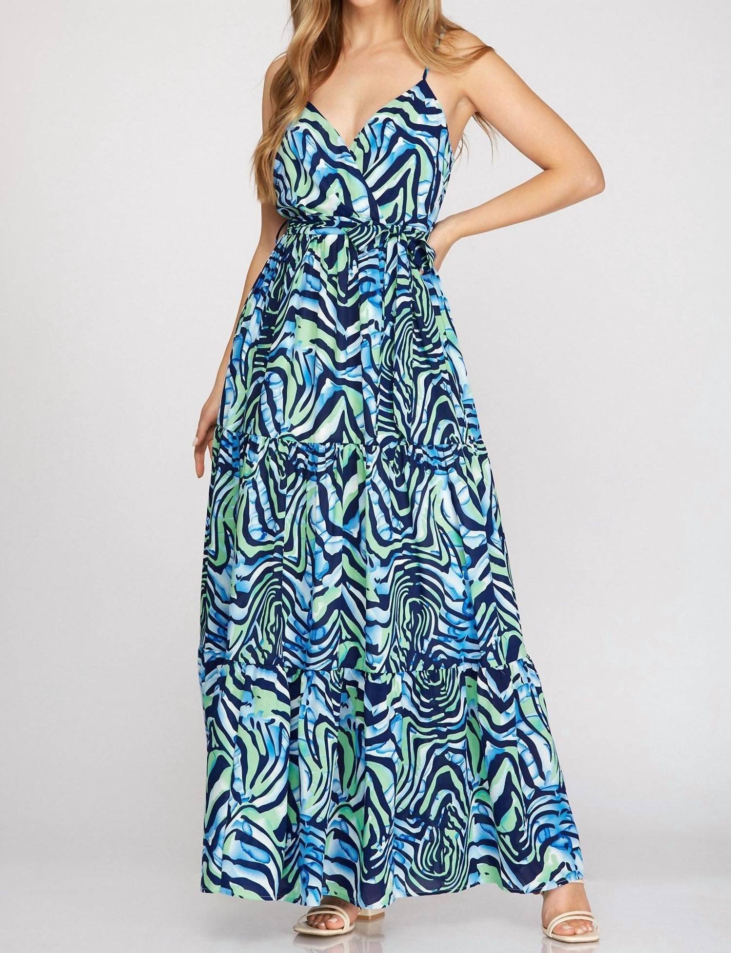 Платье-макси Surplice Cami Printed Woven Oversized Dress в темно-синем цвете SHE + SKY
Платье-макси Surplice Cami Printed Woven Oversized Dress в темно-синем цвете SHE + SKY