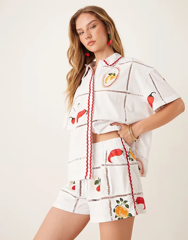 Короткий комбинезон ASOS DESIGN Ricrac с летней вышивкой белого цвета
Короткий комбинезон ASOS DESIGN Ricrac с летней вышивкой белого цвета