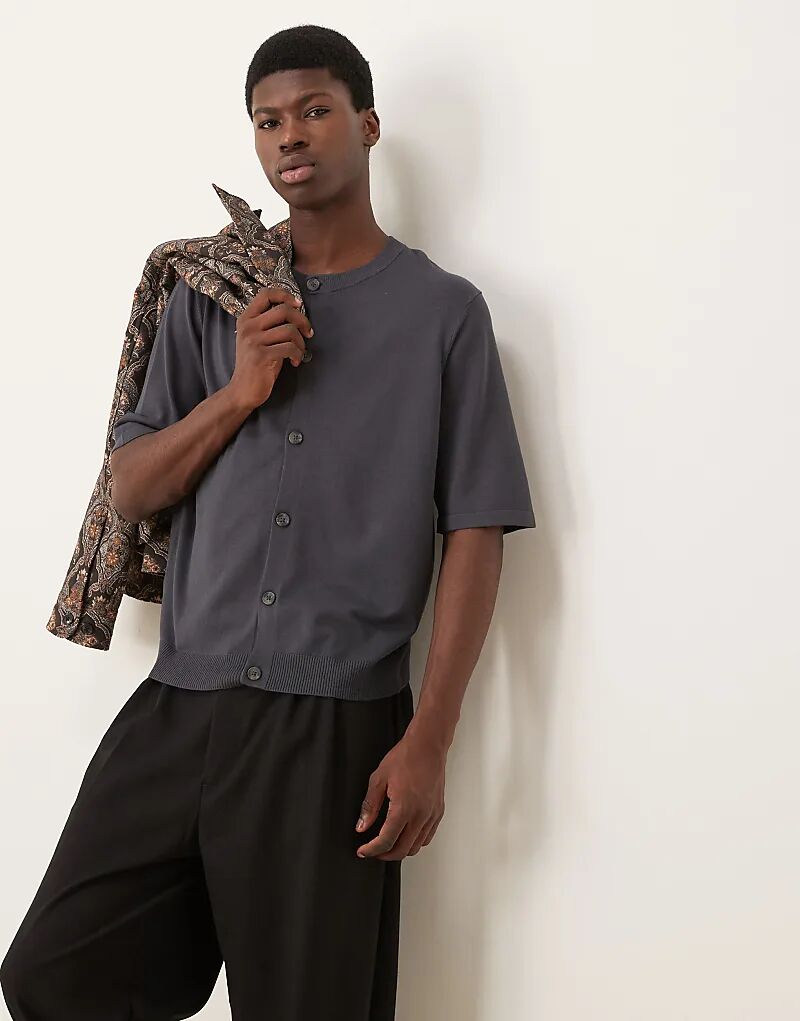 Свободный свободный крой трикотажная футболка с круглым вырезом на пуговицах угольно-серого цвета ASOS DESIGN
Свободный свободный крой трикотажная футболка с круглым вырезом на пуговицах угольно-серого цвета ASOS DESIGN