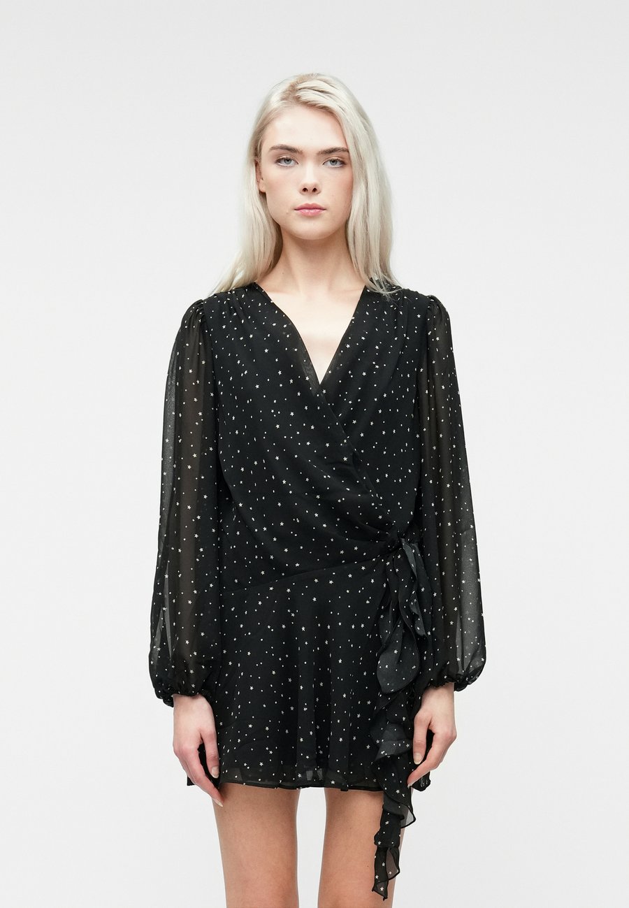 Платье Abercrombie & Fitch PLUNGE WRAP MINI, Black/Grey
Платье Abercrombie & Fitch PLUNGE WRAP MINI, Black/Grey