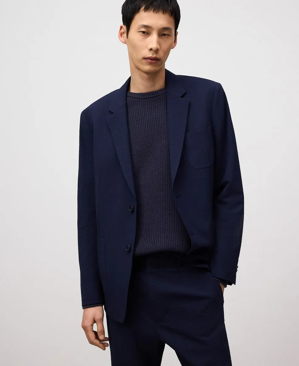 Мужской блейзер классического кроя из ткани сирсакер Adolfo Dominguez, темно-синий 
Мужской блейзер классического кроя из ткани сирсакер Adolfo Dominguez, темно-синий