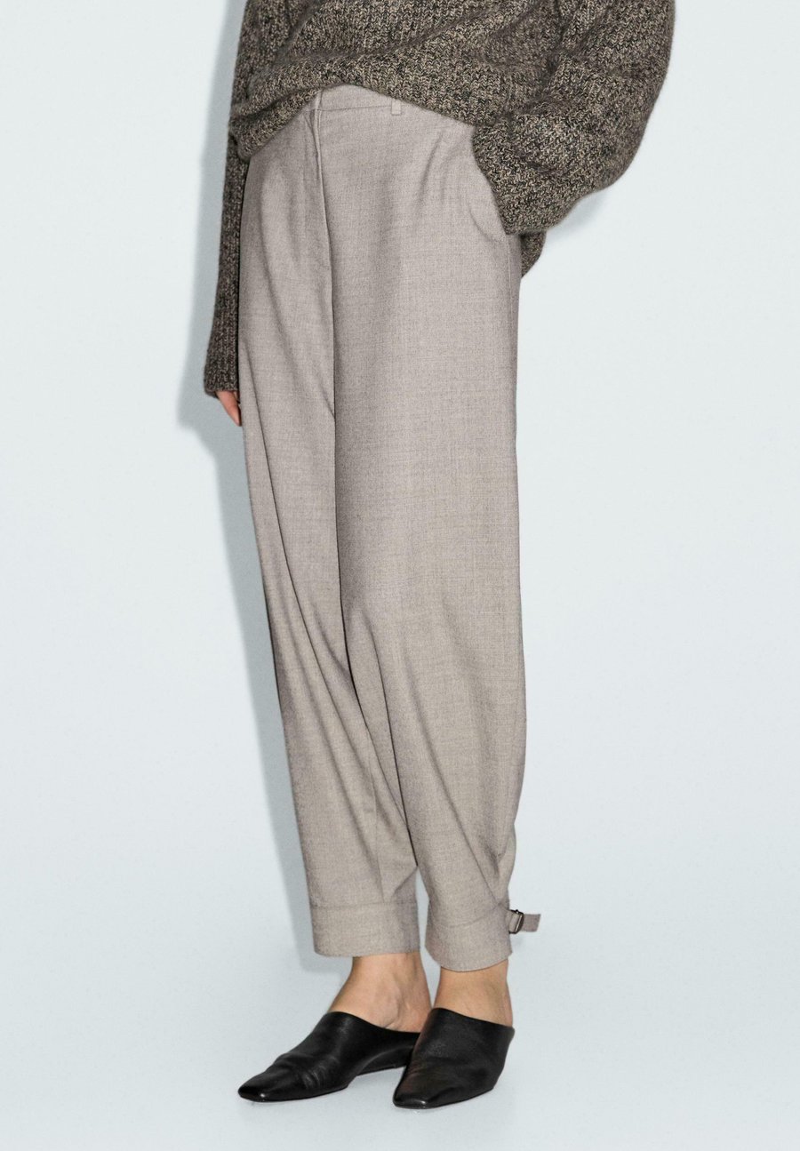 Брюки Massimo Dutti SAROUEL WITH BUCKLE DETAIL, Light Brown
Брюки Massimo Dutti SAROUEL WITH BUCKLE DETAIL, Light Brown