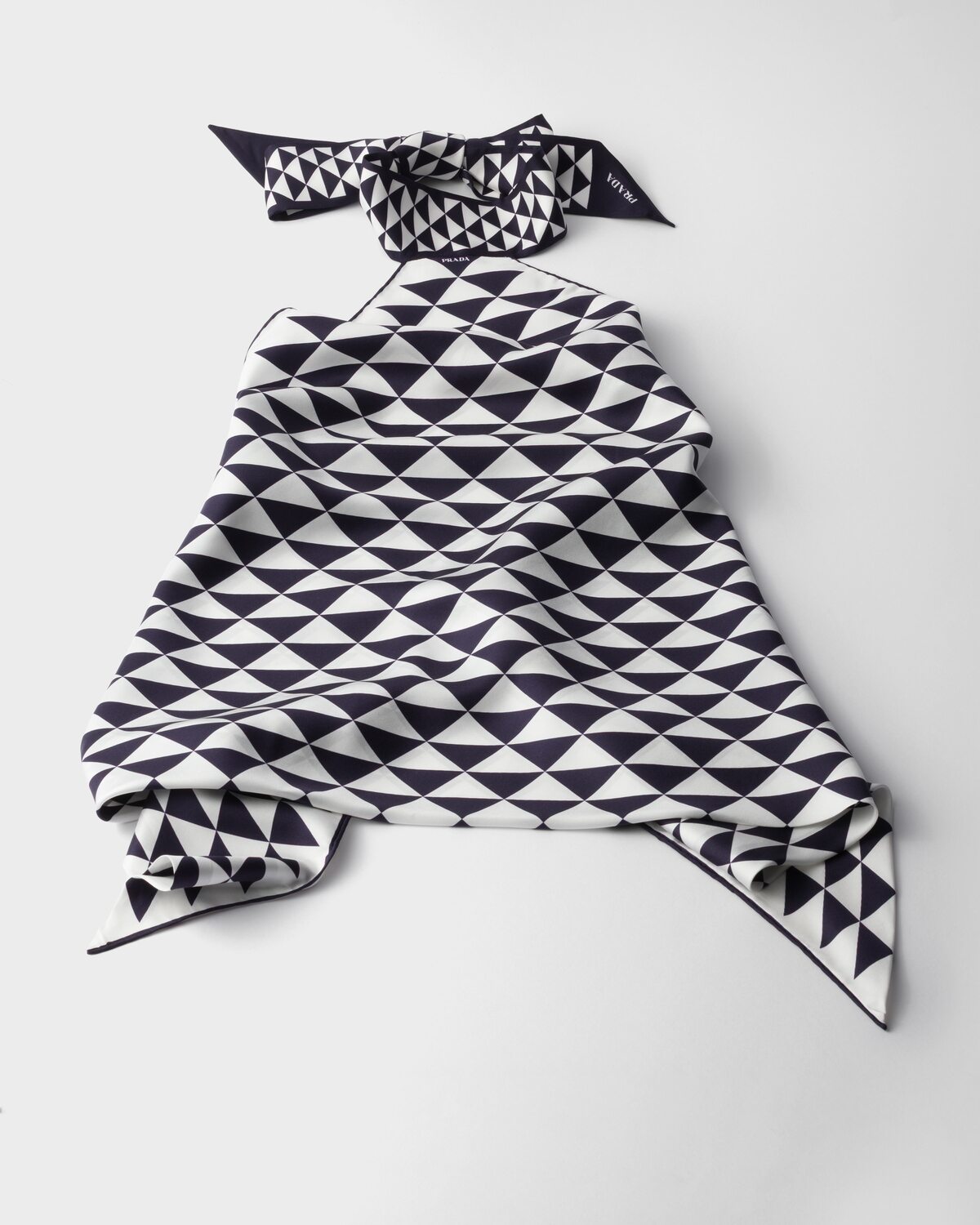 Топ-халтер из принтованного шелкового твила Prada, синий
Топ-халтер из принтованного шелкового твила Prada, синий