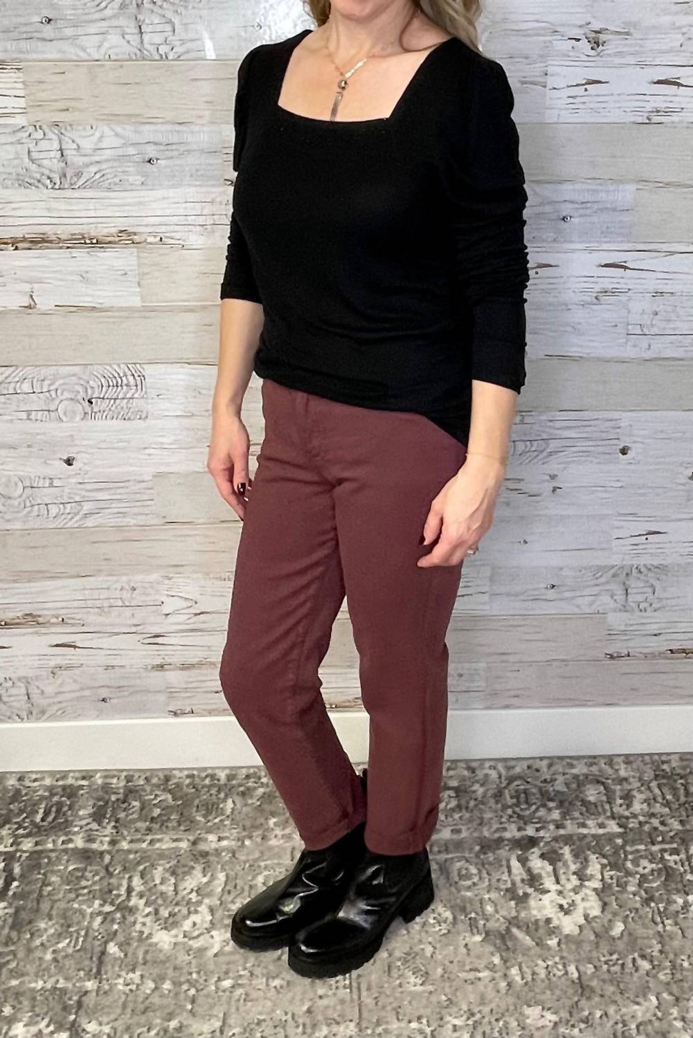 Топ с квадратным вырезом и заклепками черного цвета Democracy
Топ с квадратным вырезом и заклепками черного цвета Democracy