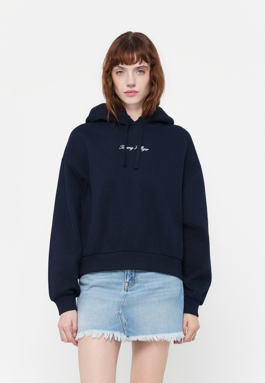 Худи Tommy Hilfiger CLASSIC SCRIPT HOODIE, Dark Night Navy/Dark Blue, Синий, Худи Tommy Hilfiger CLASSIC SCRIPT HOODIE, Dark Night Navy/Dark Blue
Худи Tommy Hilfiger CLASSIC SCRIPT HOODIE, Dark Night Navy/Dark Blue, Синий, Худи Tommy Hilfiger CLASSIC SCRIPT HOODIE, Dark Night Navy/Dark Blue