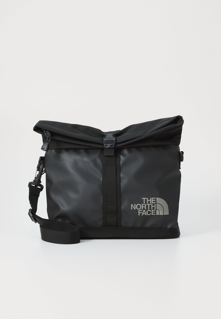 Сумка кросс-боди The North Face BASE CAMP SHOULDER BAG UNISEX, Black/Asphalt Grey/Smoked Pearl/Black
Сумка кросс-боди The North Face BASE CAMP SHOULDER BAG UNISEX, Black/Asphalt Grey/Smoked Pearl/Black