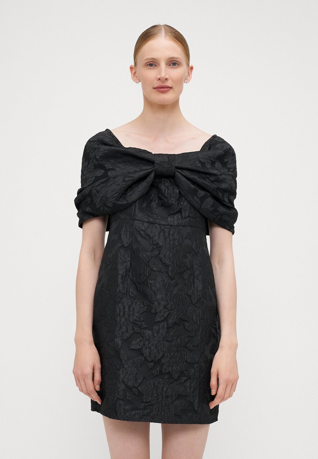 Коктейльное платье / Вечернее платье VMSULLE BOW SHORT DRESS Vero Moda Tall, черный
Коктейльное платье / Вечернее платье VMSULLE BOW SHORT DRESS Vero Moda Tall, черный