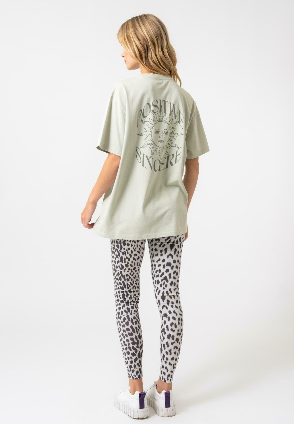 Футболка с принтом OH APRIL, зеленый
Футболка с принтом OH APRIL, зеленый