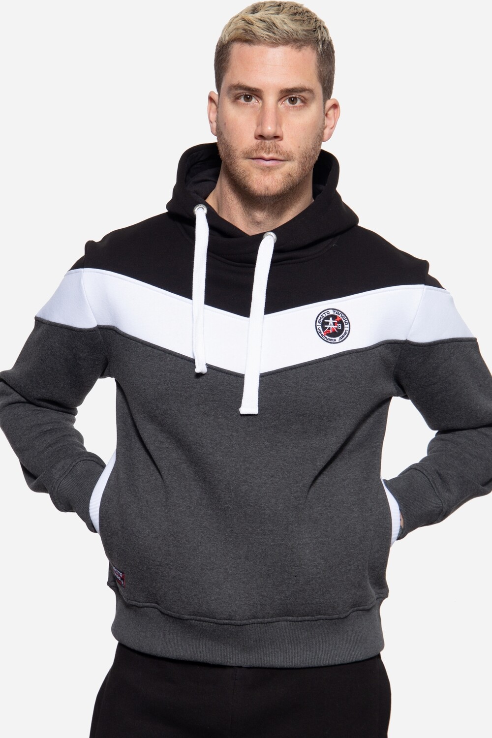 Пуловер Akito Tanaka Akito Tanaka Kapuzen Sweater Triple Tone, черный
Пуловер Akito Tanaka Akito Tanaka Kapuzen Sweater Triple Tone, черный