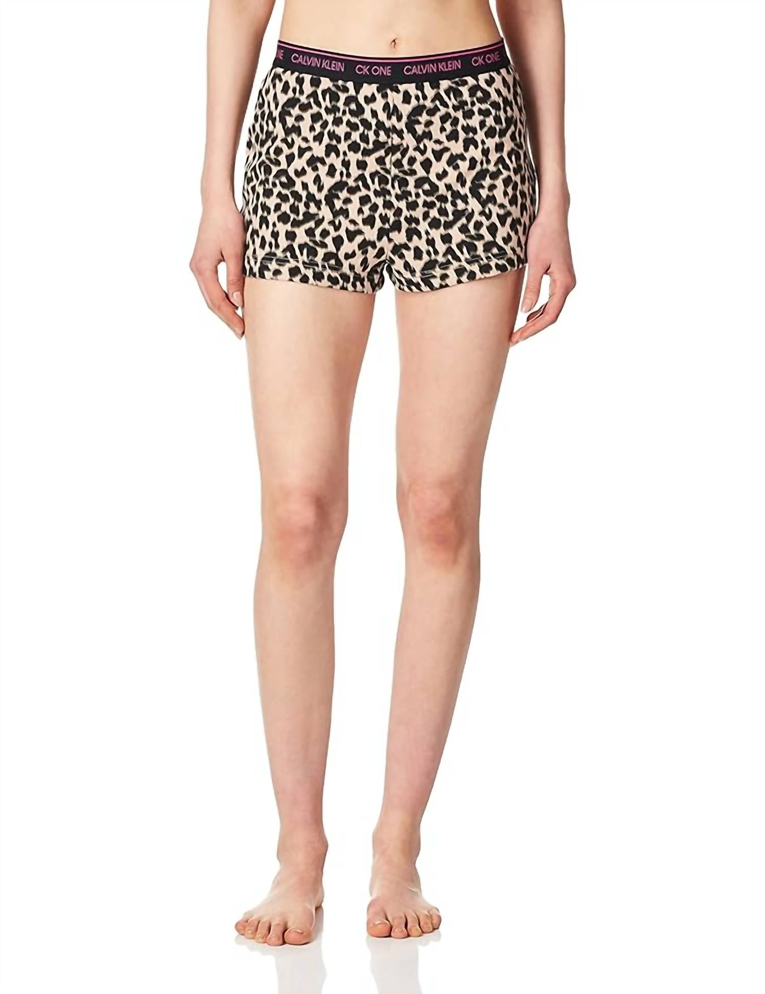 Блестящие шорты-лонж в леопардовом принте медово-миндального оттенка Calvin Klein
Блестящие шорты-лонж в леопардовом принте медово-миндального оттенка Calvin Klein