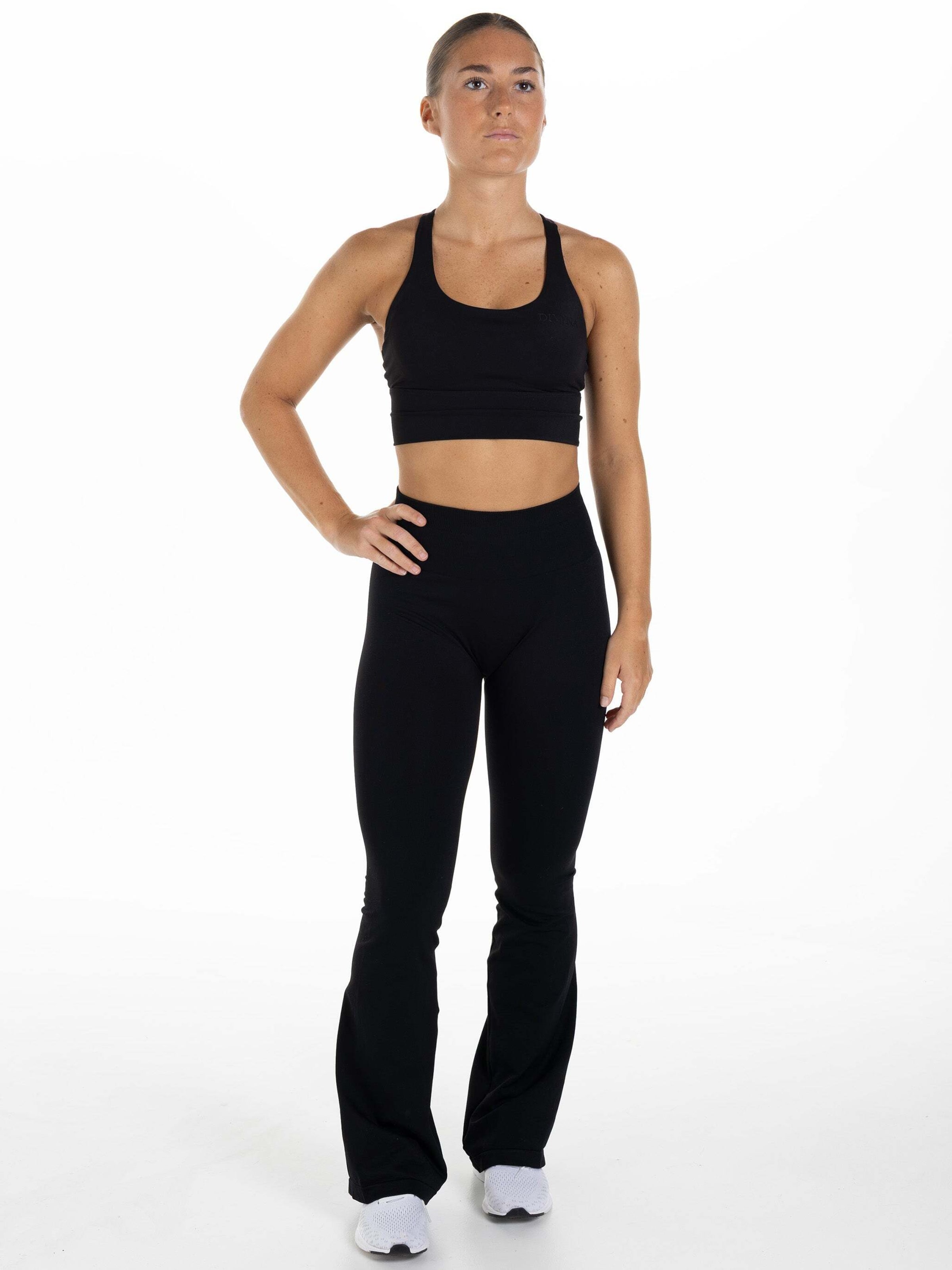 Divina Расклешенные спортивные штаны 'Altum' в черном цвете
Divina Расклешенные спортивные штаны 'Altum' в черном цвете