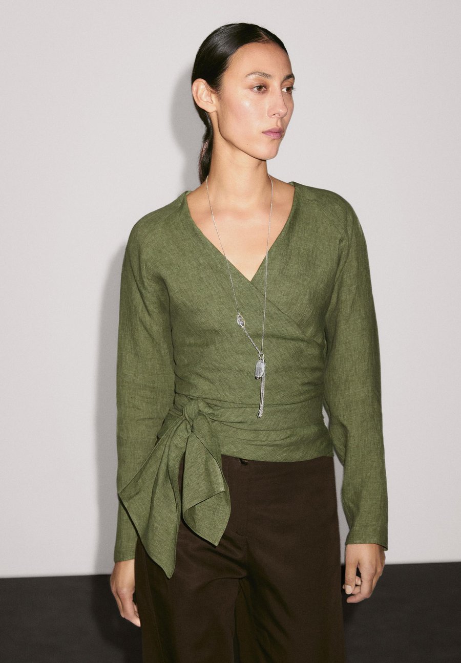 Блуза Massimo Dutti FLOWING GARMENT WITH TIE DETAIL AT THE WAIST, Mottled Dark Green
Блуза Massimo Dutti FLOWING GARMENT WITH TIE DETAIL AT THE WAIST, Mottled Dark Green