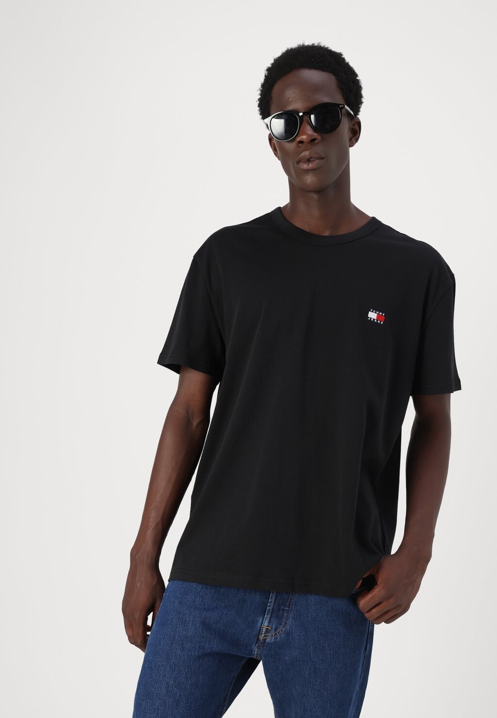 Базовая футболка BADGE TEE Tommy Jeans, черный 
Базовая футболка BADGE TEE Tommy Jeans, черный