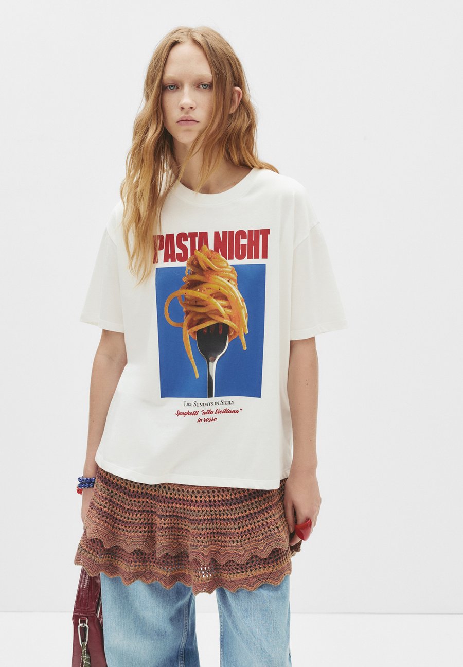 Футболка PULL&BEAR PASTA NIGHT, White
Футболка PULL&BEAR PASTA NIGHT, White