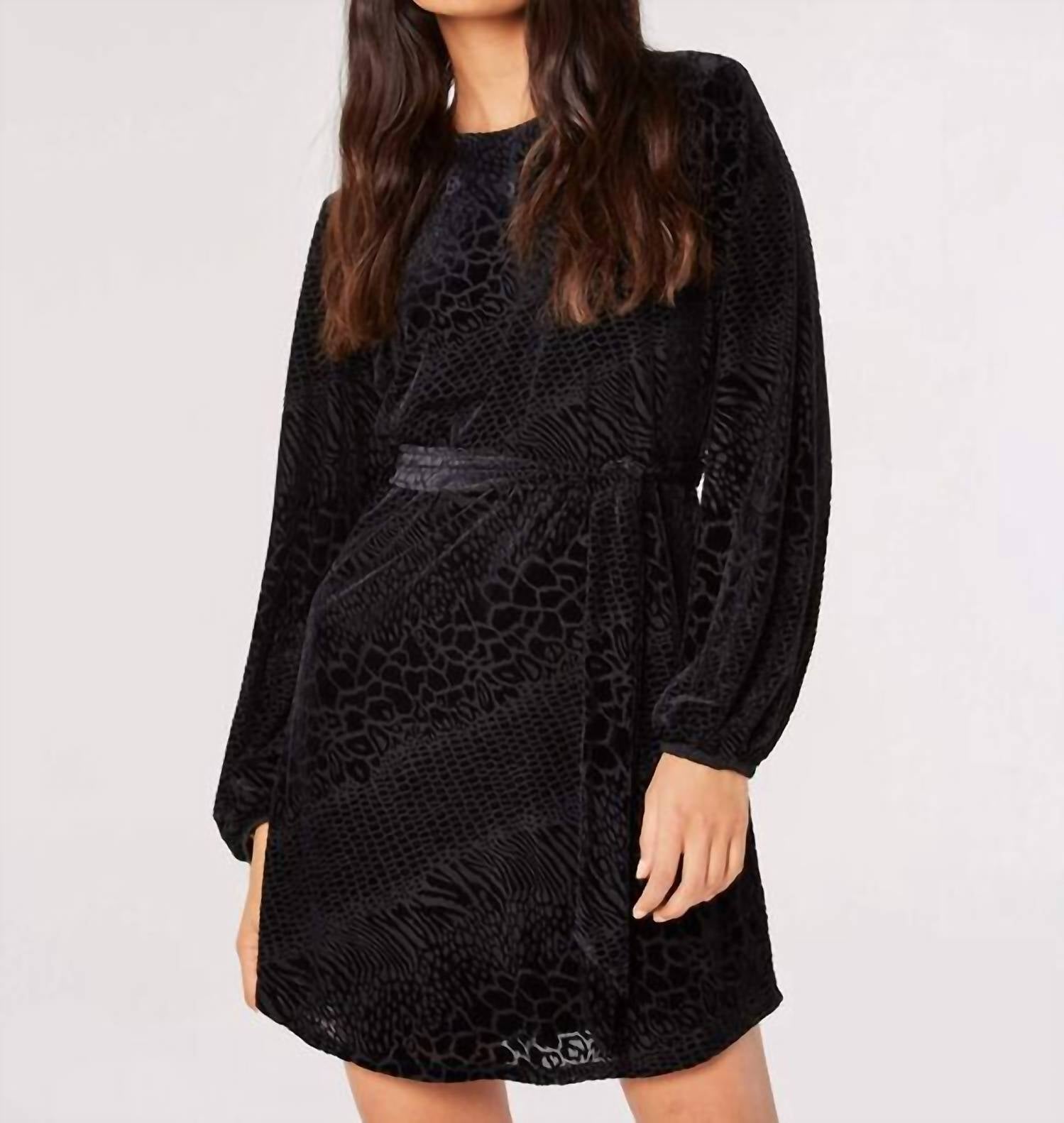 Черное бархатное мини-платье с жаккардовым эффектом выцветания APRICOT
Черное бархатное мини-платье с жаккардовым эффектом выцветания APRICOT