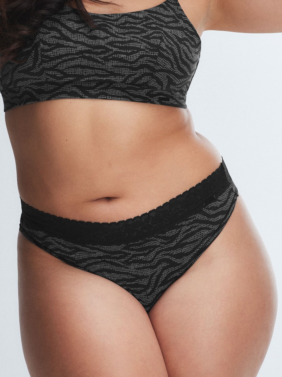 Трусики-стринги Savage X Fenty Cotton Essentials Lace-Trim Mid-Rise, цвет Black Caviar Tiger Stripe Texture Print
Трусики-стринги Savage X Fenty Cotton Essentials Lace-Trim Mid-Rise, цвет Black Caviar Tiger Stripe Texture Print