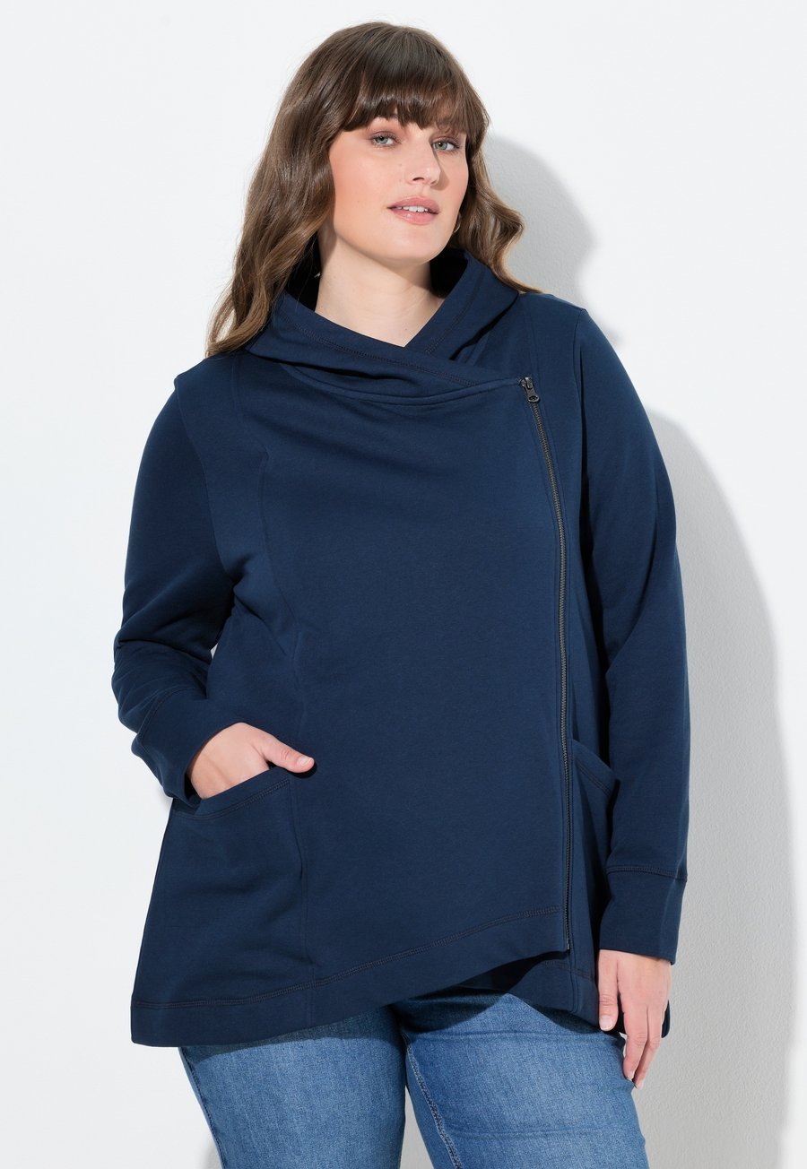 Толстовка Ulla Popken ASYMMETRISCH KAPUZE, Navy Blue/Dark Blue, Синий, Толстовка Ulla Popken ASYMMETRISCH KAPUZE, Navy Blue/Dark Blue
Толстовка Ulla Popken ASYMMETRISCH KAPUZE, Navy Blue/Dark Blue, Синий, Толстовка Ulla Popken ASYMMETRISCH KAPUZE, Navy Blue/Dark Blue
