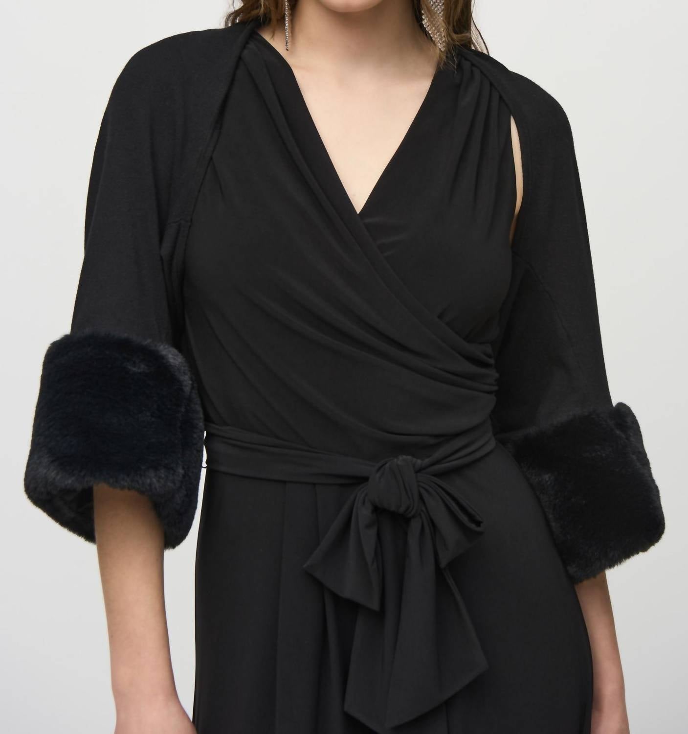 Куртка-болеро с искусственным мехом на манжетах, черного цвета Joseph Ribkoff
Куртка-болеро с искусственным мехом на манжетах, черного цвета Joseph Ribkoff