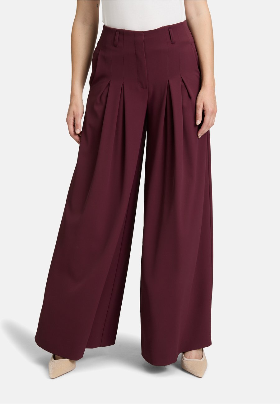 Брюки Vera Mont MIT BUNDFALTEN, Deep Dahlia/Red
Брюки Vera Mont MIT BUNDFALTEN, Deep Dahlia/Red