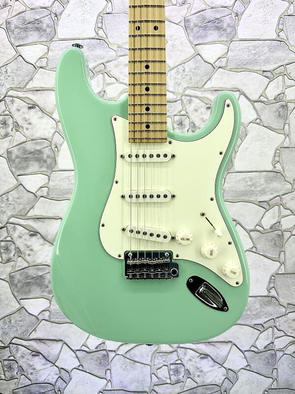 Электрогитара Suhr Classic S Antique in Surf Green with a Maple Neck and SSS &SSCI Pickups Including a Hardshell Case
Электрогитара Suhr Classic S Antique in Surf Green with a Maple Neck and SSS &SSCI Pickups Including a Hardshell Case