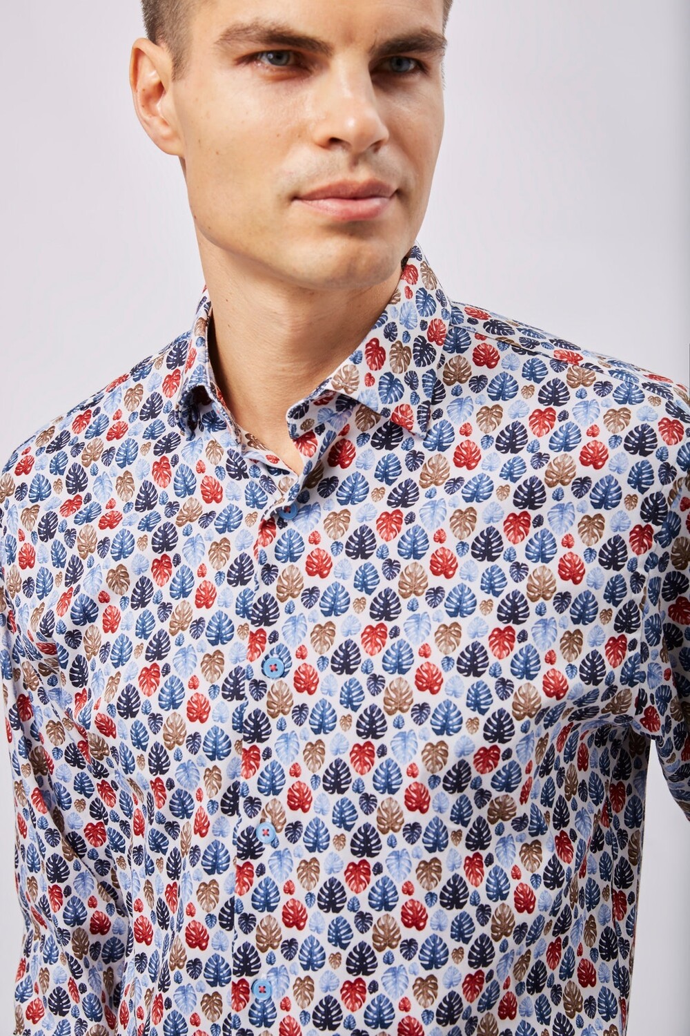 Белая рубашка с разноцветными листьями Luchiano Visconti, мультиколор 
Белая рубашка с разноцветными листьями Luchiano Visconti, мультиколор