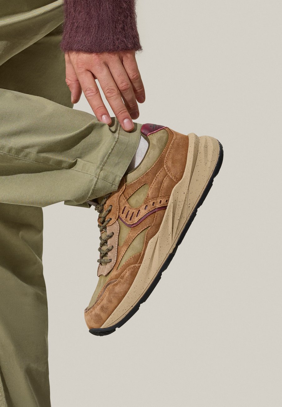 Кроссовки Voile Blanche CLUB22., Braun/Grün/Brown
Кроссовки Voile Blanche CLUB22., Braun/Grün/Brown