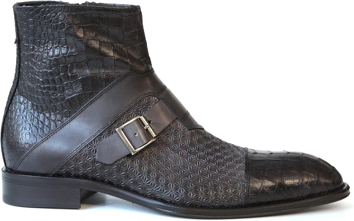 Ботинки Jo Ghost 3526 из итальянской черной кожи с лазерной перфорацией под крокодиловую кожу цвета москато и пряжкой
Ботинки Jo Ghost 3526 из итальянской черной кожи с лазерной перфорацией под крокодиловую кожу цвета москато и пряжкой