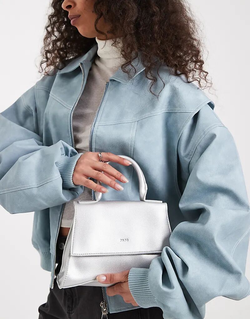 Мини-сумка PASQ с закругленным дном цвета металлик
Мини-сумка PASQ с закругленным дном цвета металлик