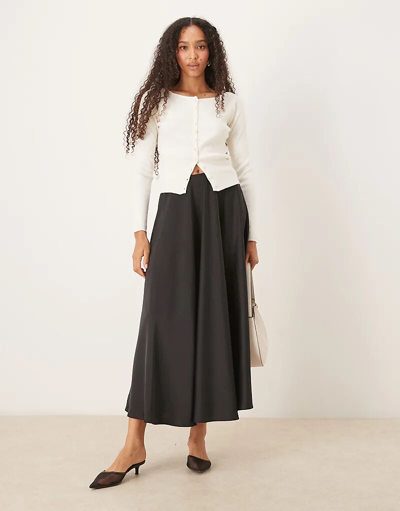 Юбка миди YAS объёмная атласная круглая, чёрного цвета
Юбка миди YAS объёмная атласная круглая, чёрного цвета